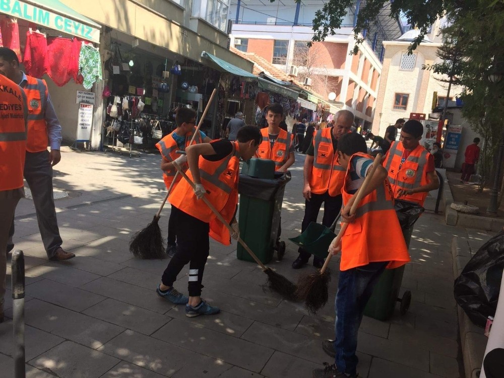 Yaz tatiline girerken temizlik yaptılar 