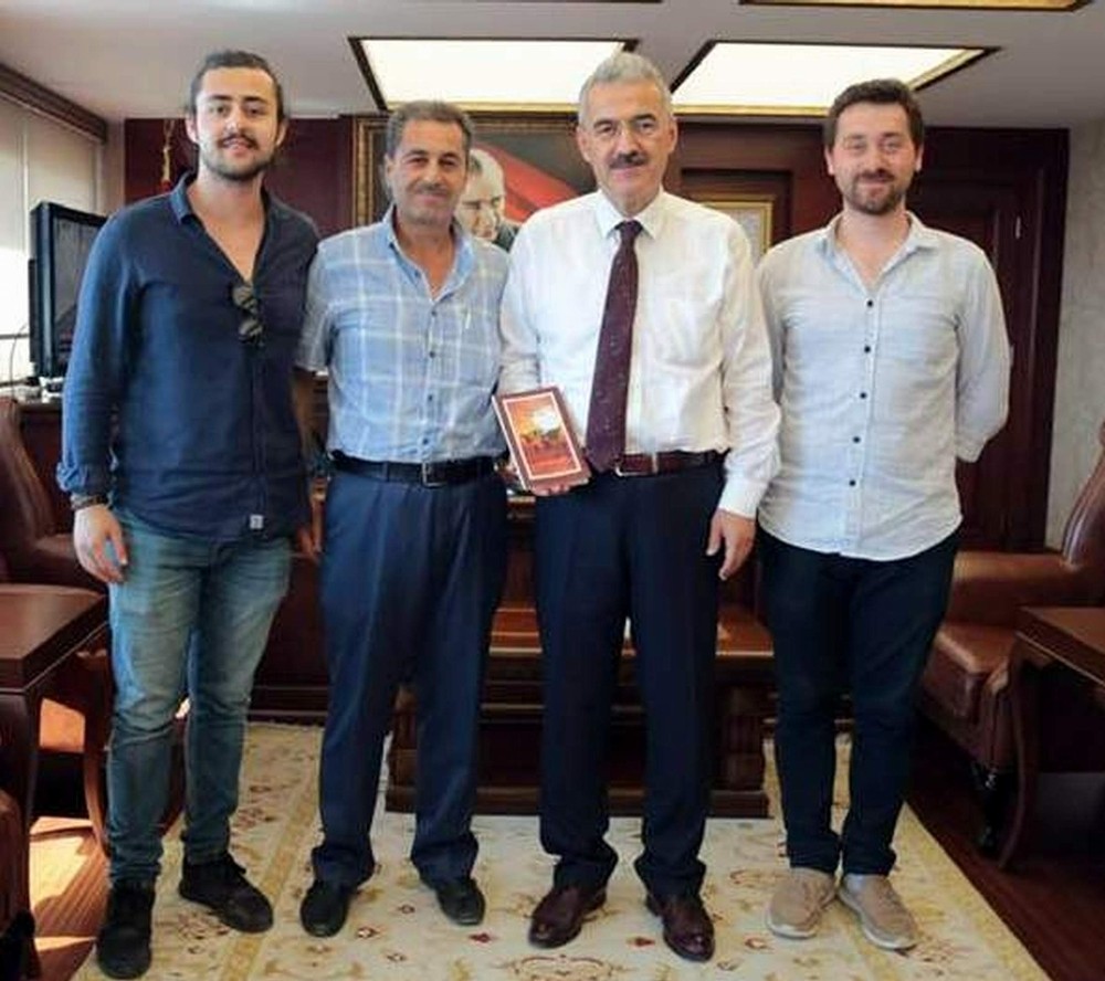 Yazar Bekir Aygül, ‘Çadırın Gözü, Yeniden Doğuş’u Vali Ayyıldız’a takdim etti 