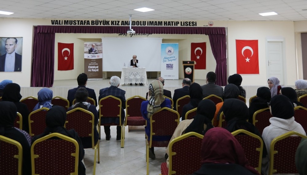 Yazar Kurtulmuş ’Edebiyat ve Hayat’ konulu söyleşiye katıldı 