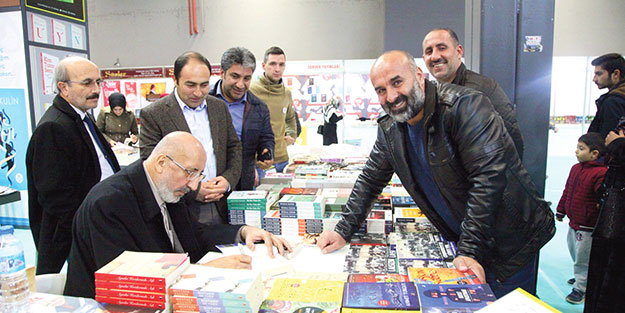 Yazarımız Dilipak imza gününe katıldı