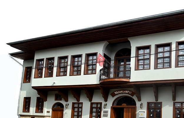 Yazarlarevi yarın açılıyor