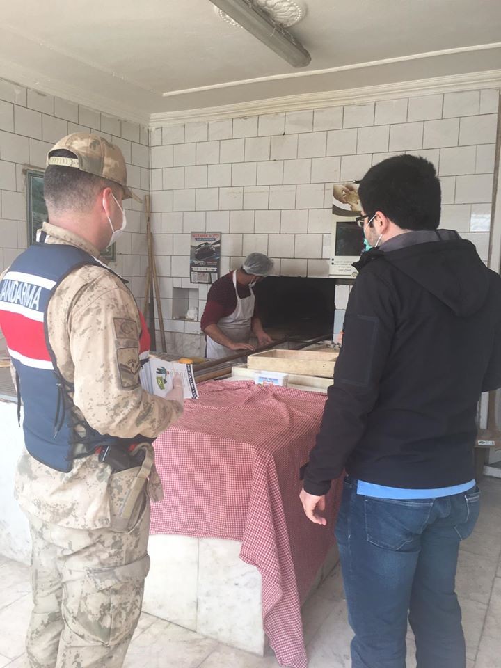 Yazıhan’da esnaflara korona virüs bilgilendirmesi yapılıyor 