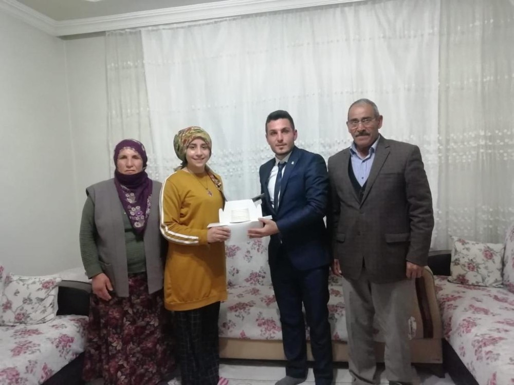 Yazıhan’da genç seçmenlere ‘Doğum günü’ sürprizi 