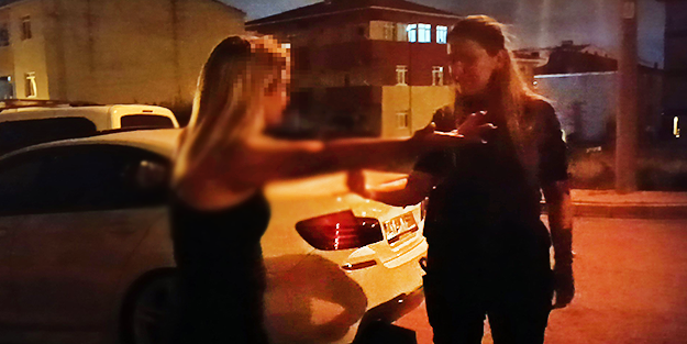 Yazıklar olsun sana! Şarjörle yakalanan genç kızdan poli̇se i̇ğrenç sözler