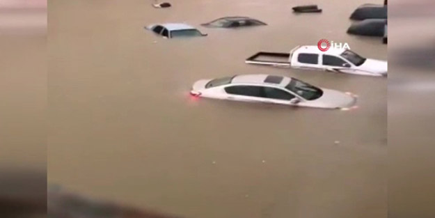 Yazın ortasında cadde ve sokaklar sular altında kaldı! Suudi Arabistan sele teslim oldu