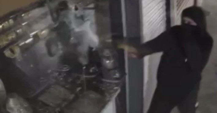 Yazıyı görmemiş: Kuyumcuyu soyan hırsız hayatının şokunu yaşadı!