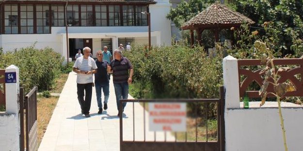 Yazıyı okuyan namaz kılmaya geliyor! İmamdan camiye dikkat çeken tabela