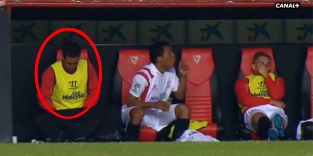 Yedek kulübesinde skandal! Tuvaletini yaptı