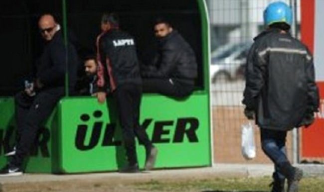Yedek kulübesindeki futbolcu dürüm siparişi verdi