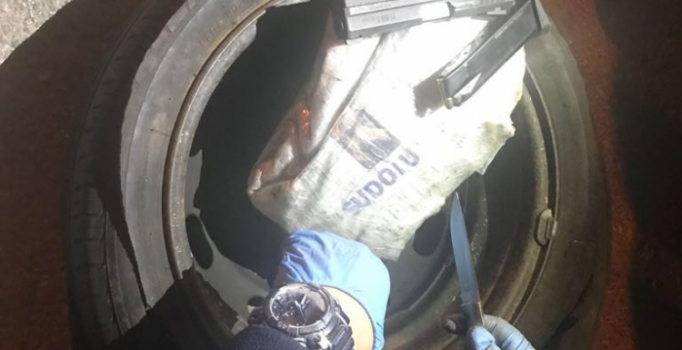 Yedek lastikte 1.5 kilo esrar ve ruhsatsız tabanca bulundu