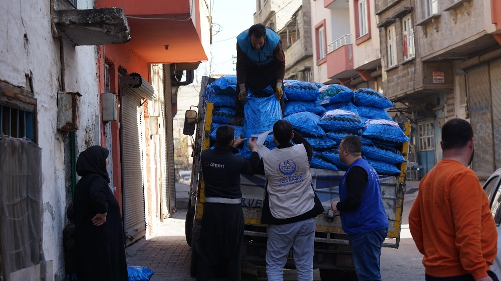 Yedi Başak Derneği üşüyen yürekleri ısıtmaya devam ediyor 