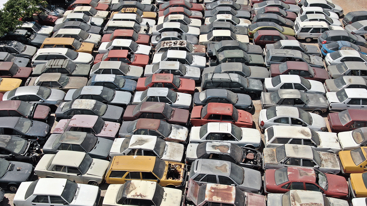 Yediemin değil çürük deposu! milyonluk araçlar çamura terk edildi