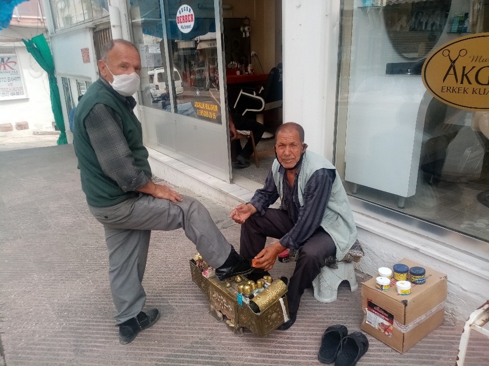 Yediği cezadan 1 ay sonra dışarı çıktı, izni ayakkabı boyayarak geçirdi 