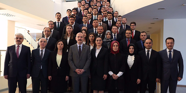 Yediiklim Yayınevi’nin fotoğrafıyla Bakan Soylu'yu hedef almışlardı! Muhalif medyanın algı oyunu elinde patladı