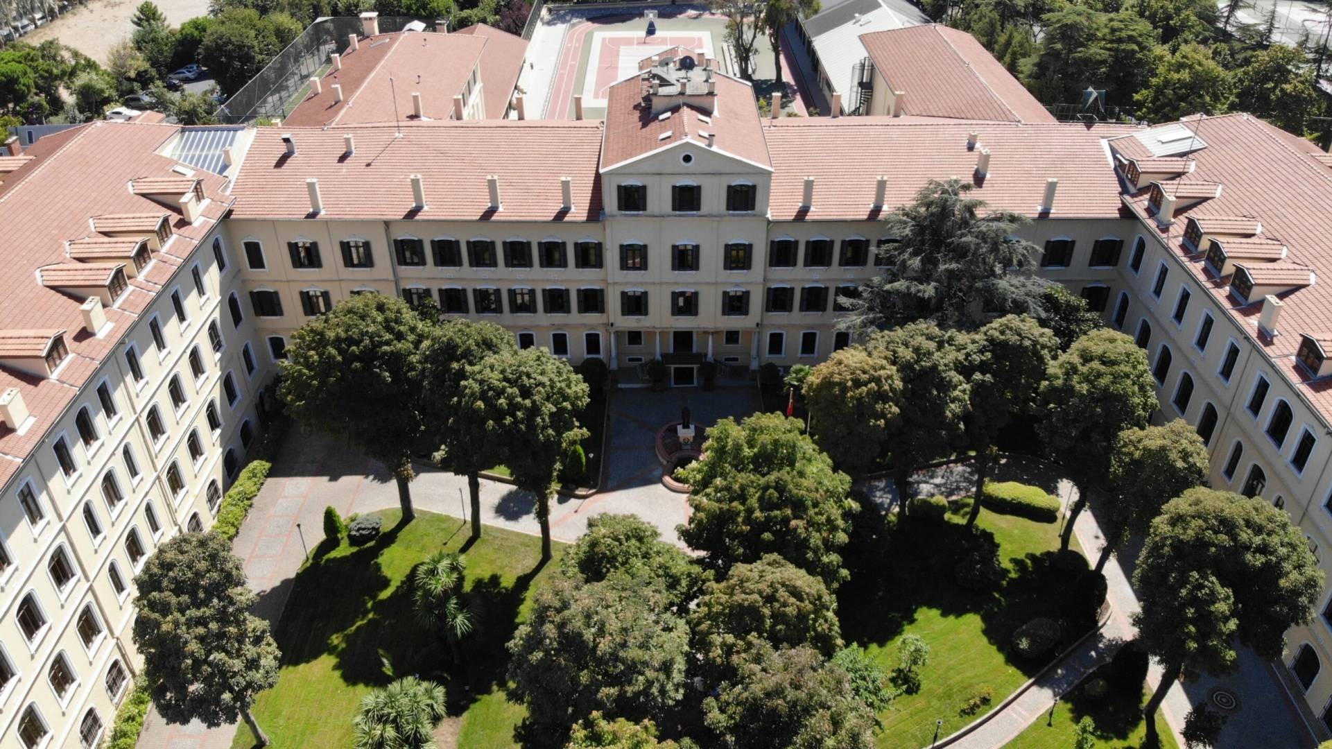 Yedikleri haltlar ortaya çıktı! Türkiye’deki Fransız okullarına okkalı ceza