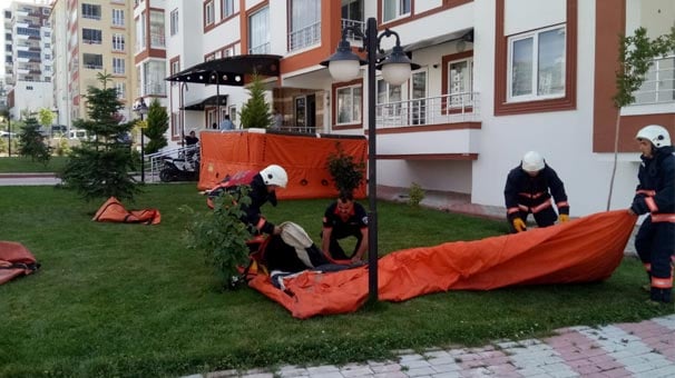 Yedinci kattan atlamak istedi, polis kurtardı