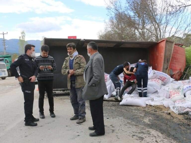 Yem kamyonu devrildi: 4 yaralı 