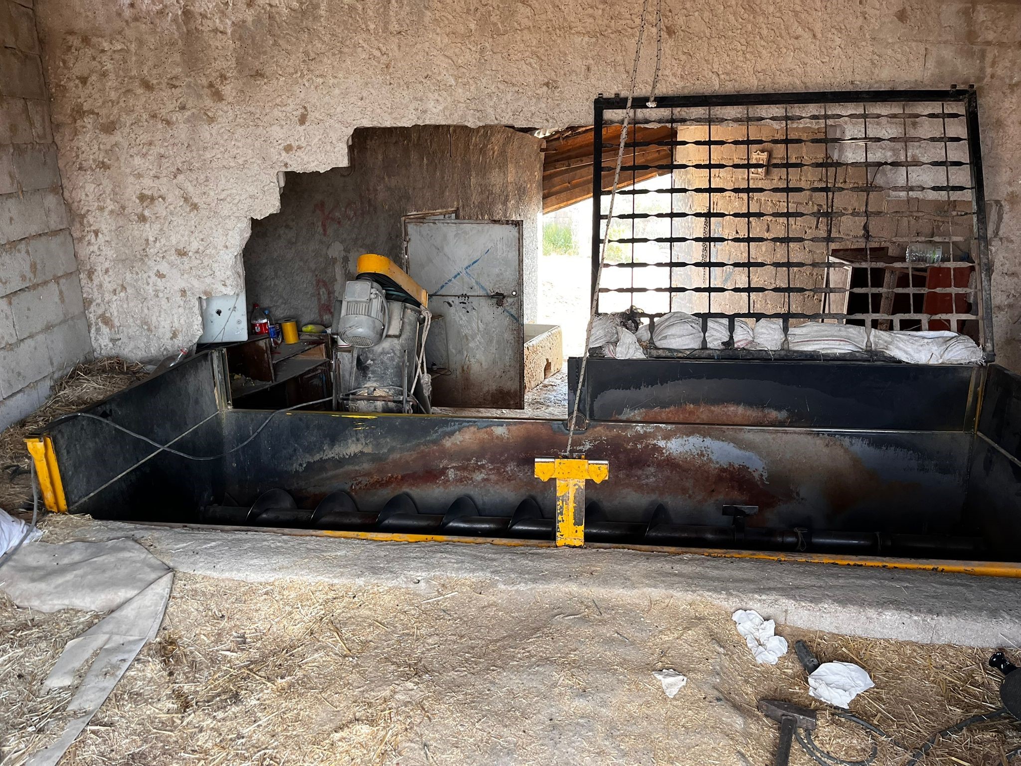 Yem karma tankına düşen işçi yaralandı