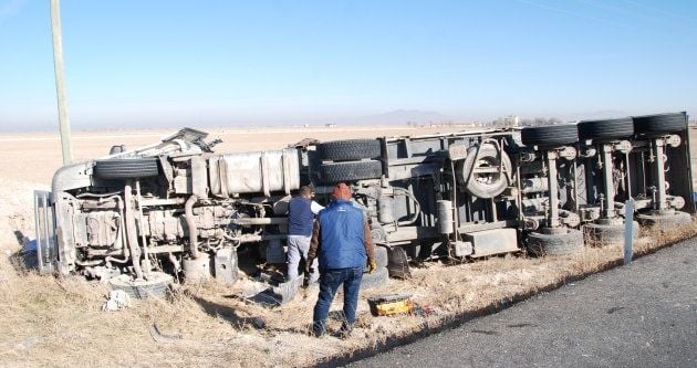 Yem yüklü TIR devrildi: 1 yaralı