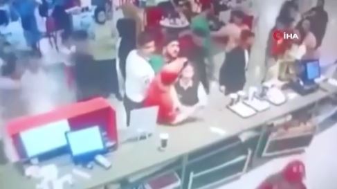 Yemeği beğenmeyince bakın ne yaptılar