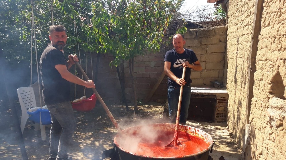 Yemeğin salçasını erkekler yapıyor 