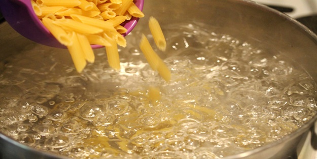 Yemek pişirirken mutfakta bu hatalara dikkat! Makarna suyundaki o detay dikkat çekti