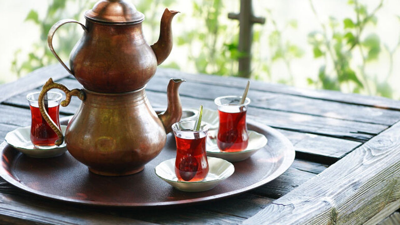 Çay tiryakileri eğer bu şekilde tüketiyorsanız 'zehir' içiyorsunuz...