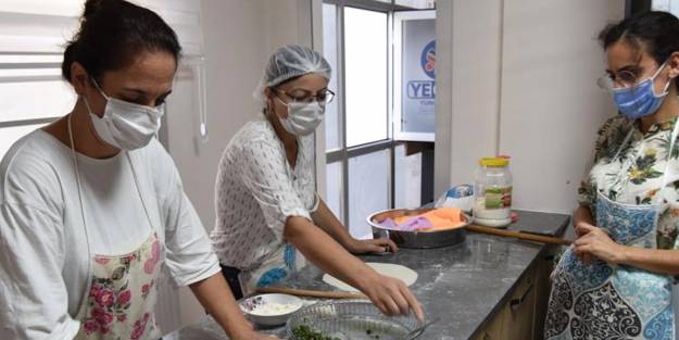 Yemek yapmanın püf noktalarını öğreniyorlar