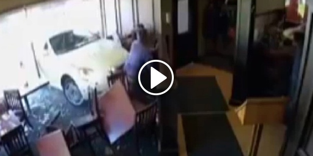 Yemek yerken aracın altında kalıyorlardı!