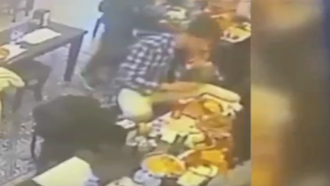 Yemek yerken neye uğradığını şaşırdı! Kaşıktan öyle bir şey çıktı ki..