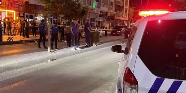 Yemek yiyen husumetlilerine kurşun yağdırdı