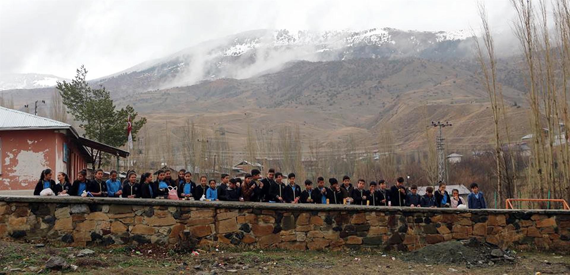 Yemeklerini okul duvarında yiyorlardı...Kaymakam gereğini yaptı