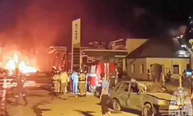 Yemen'de akaryakıt istasyonunda meydana gelen patlamada 8 kişi hayatını kaybetti