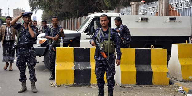 Husilerden bakanın evine baskın!