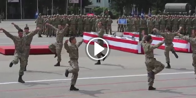 Yemin töreninde 'harmandalı' oynayan kahraman Türk efeleri