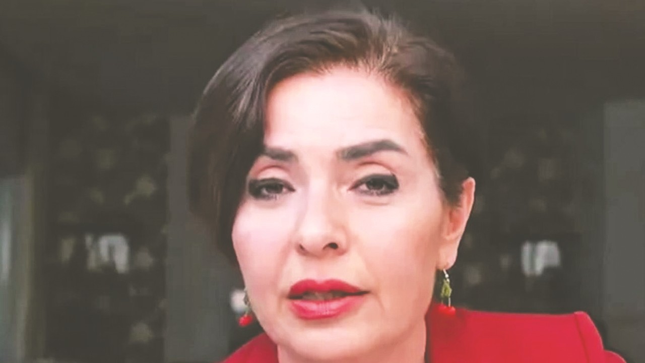 Yemleri kesilen Saraçhane bülbülleri dut yemişe döndü