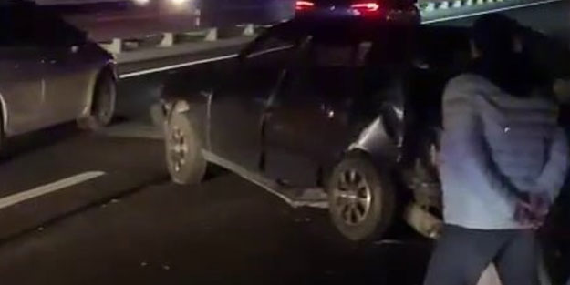 Yeni açılan köprülü kavşakta iki otomobil çarpıştı