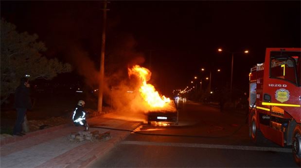 Yeni aldığı araba 1 saat sonra alev aldı