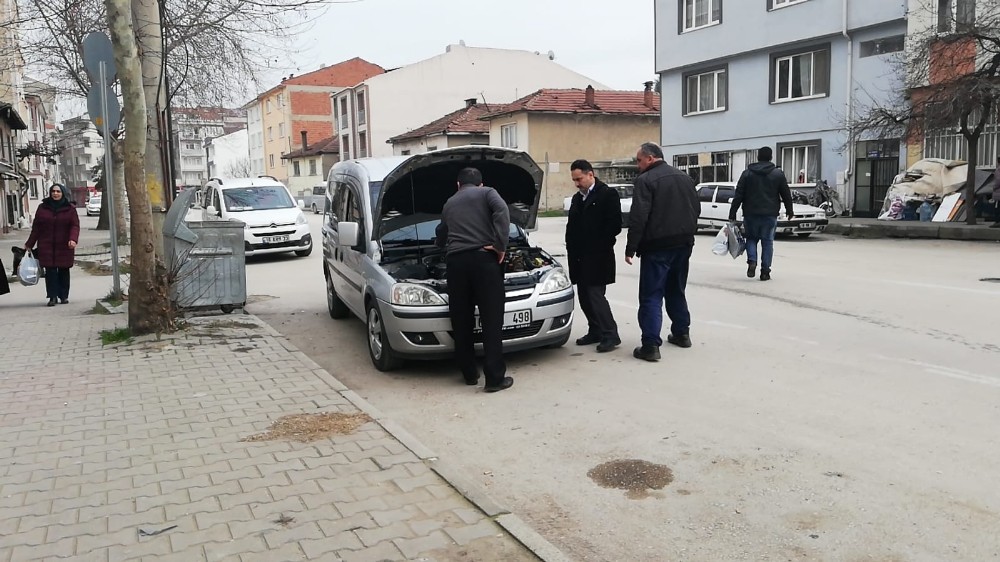 Yeni aldığı arabası az daha yanıyordu 