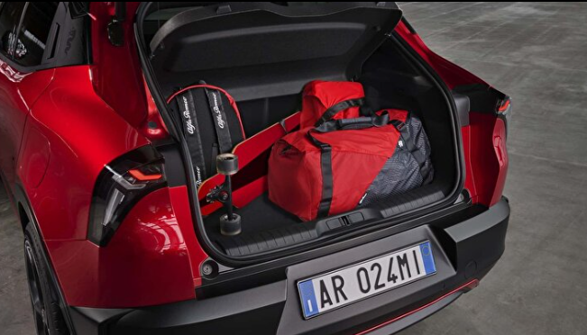 Yeni araba modelinin adı ülkeyi karıştırdı! Apar topar değiştirdiler