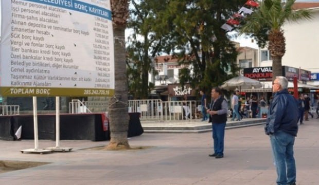 Yeni başkan afişle duyurdu 300 milyon TL’lik borç