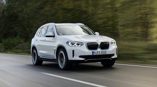 Yeni BMW iX3 showroomlarda