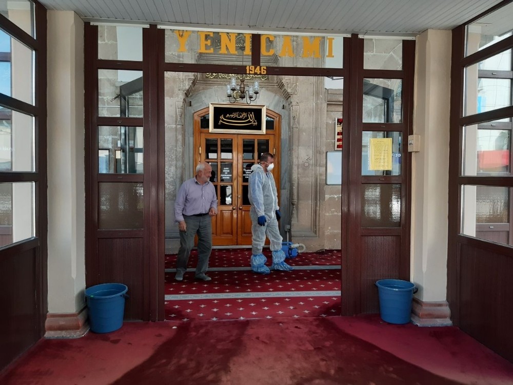 Yeni Cami dezenfekte edildi 