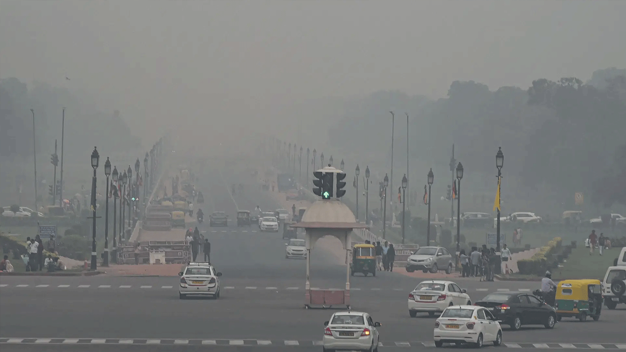 Yeni Delhi'de hava kirliliği krizi! Sis nedeniyle 100'den fazla uçak rötar yaptı