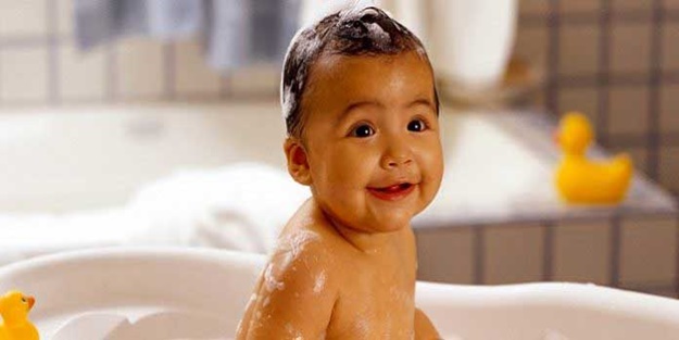 Yeni doğan bebeği yıkarken...