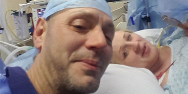 Yeni doğan bebeğin ağzını açınca hayrete düştü!