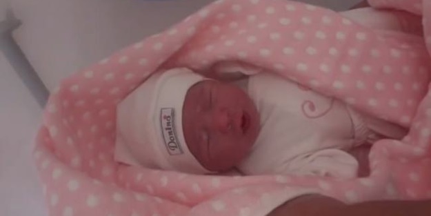 Yeni doğan bebek 'anne' dedi! (VİDEO)
