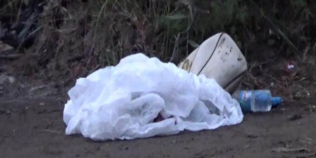 Yeni doğan bebek, bezle boğulup çantayla çaya atıldı