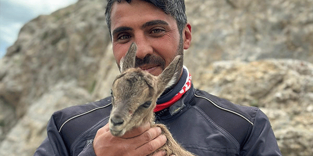Yeni doğan yavru dağ keçisini gören motosiklet tutkunlarının heyecanı gülümsetti