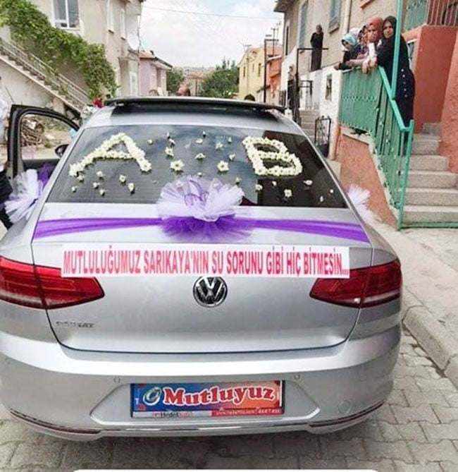 Yeni evlenen çift su sorununa böyle dikkat çekti 